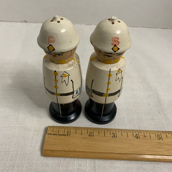 VINTAGE| Wooden Salt and Pepper Shakers - Picture 12 of 12